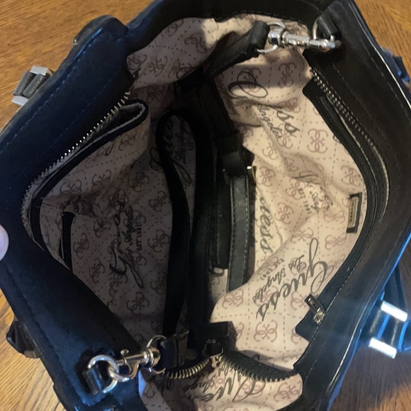 Guess purse. - Picture 3 of 3